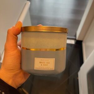 White Barn White Tea and Sage Candle
